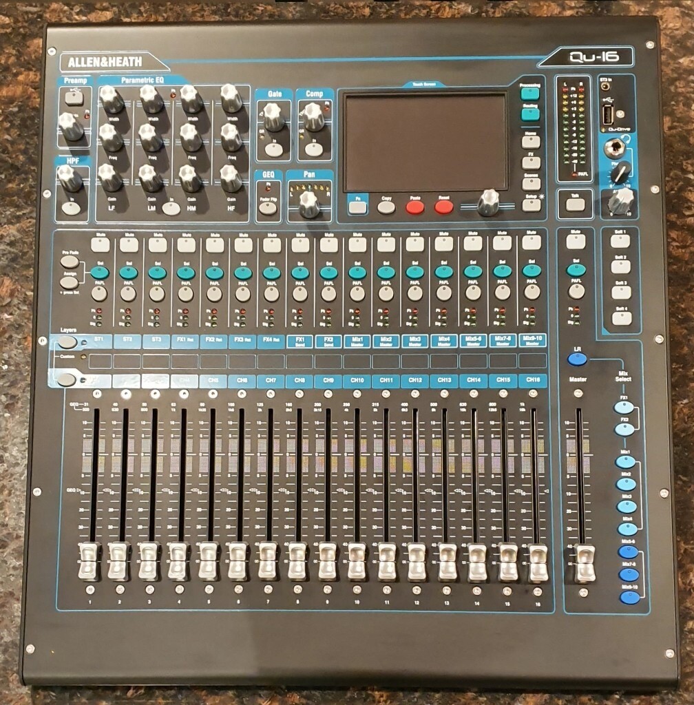 Allen & Heath QU 16 Digital Mixer + Padded Case for Sale in Carluke
