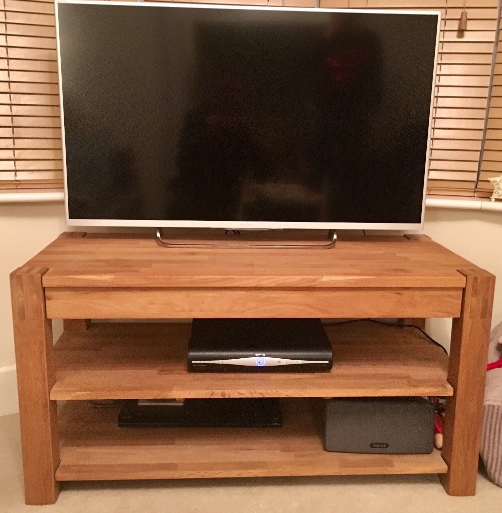 TV table solid oak, in excellent/like brand new condition in