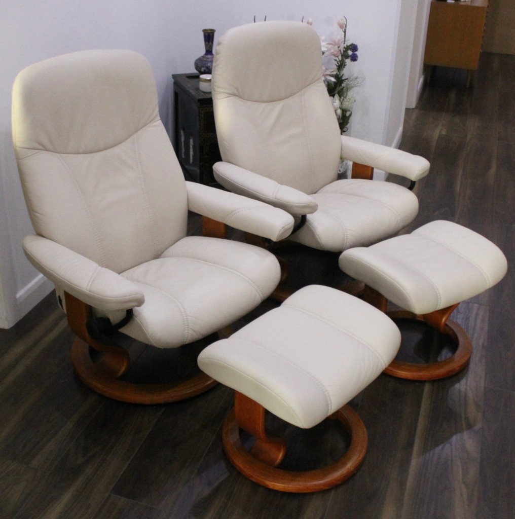 2 IVORY LEATHER STRESSLESS SWIVEL RECLINING CHAIRS & MATCHING FOOT
