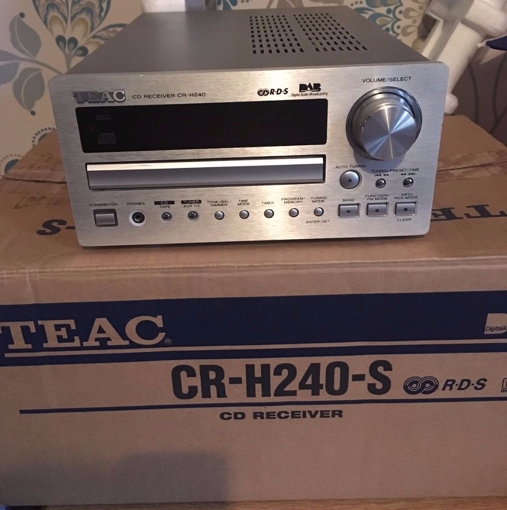TEAC CD PLAYER AMPLIFIER DAB RADIO TUNER + REMOTE CONTROL in East End