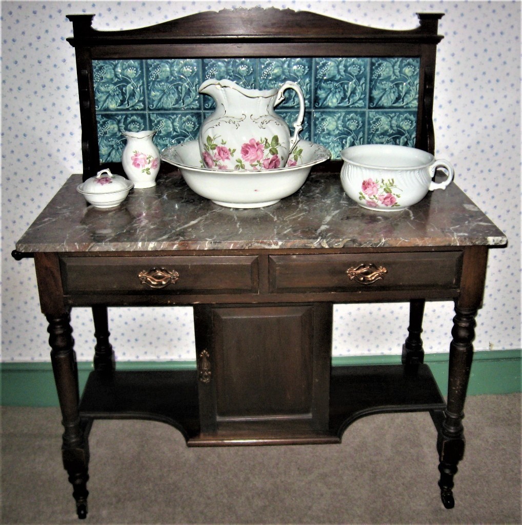 ANTIQUE VINTAGE VICTORIAN MAHOGANY TILED WASHSTAND WITH ANTIQUE FIVE PIECE ROSE DECORATED TOILET