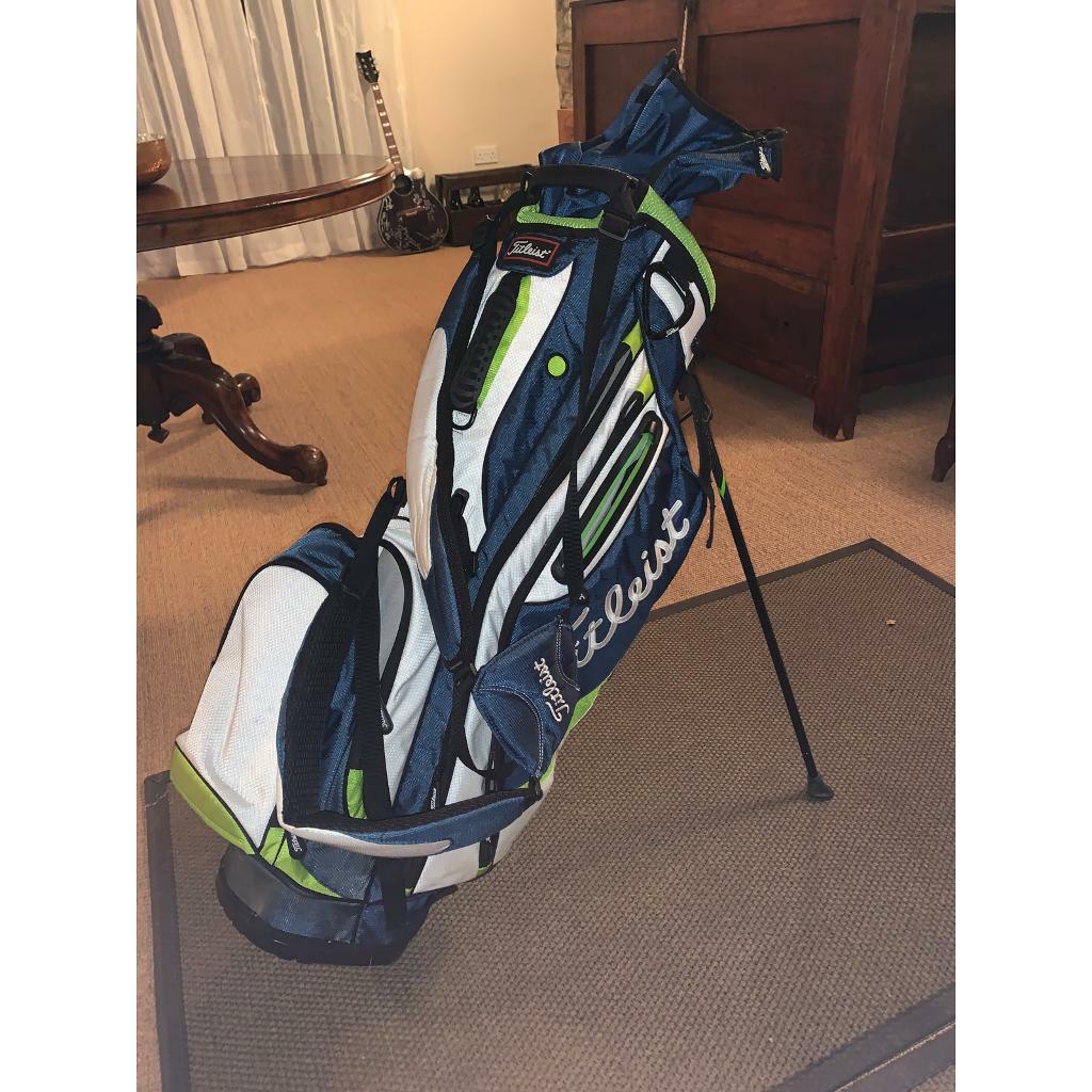Titleist lightweight golf bag with rain cover in Cowbridge, Vale of