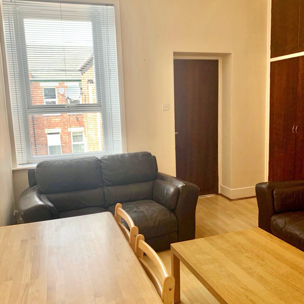 SHORT TERM LETS. 3 BED FLAT AVAILABLE IN NEWCASTLE UPON TYNE. NO
