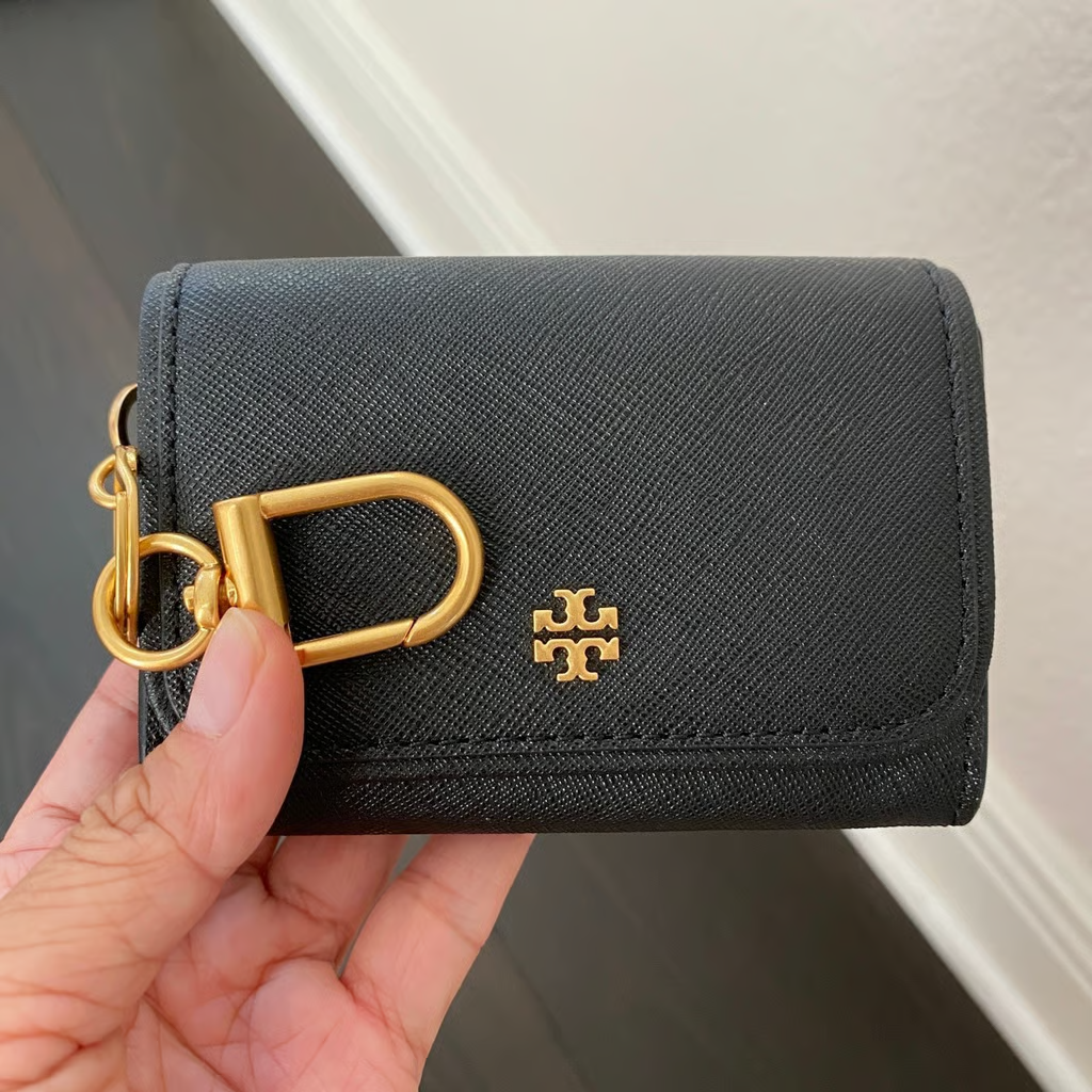 国内即送 TORY BURCH EMERSON フック付きカードケース 157146 TORY BURCH Emerson Flap Card Case 157146 Tory Navy Blue