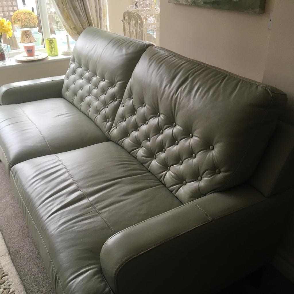 Lovely mint leather chesterfield style sofa in Port Talbot, Neath