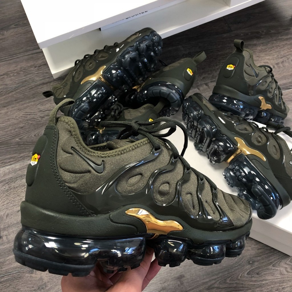 nike vapormax plus khaki