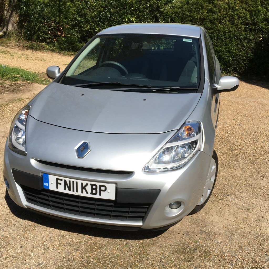 Fabulous Silver Renault Clio Bizu 2011 5 door manual 2 owners from new  52000 miles