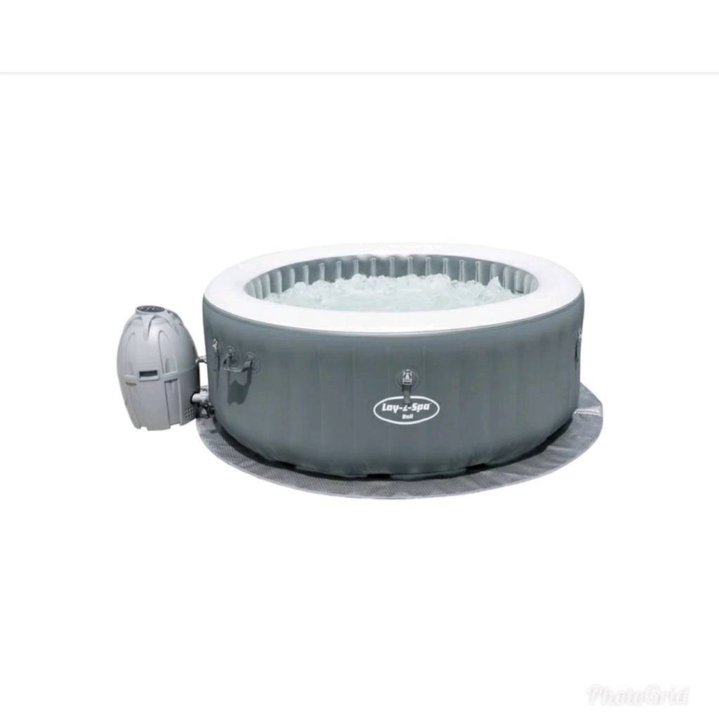 New Bestway lazy spa bali hot tub 24 LED lay z spa in Norwich