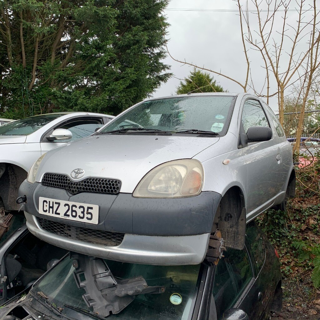 Тойота yaris 2000