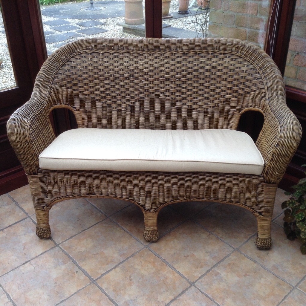 Wicker conservatory furniture 2 seater sofa, 2 arm chairs & coffee