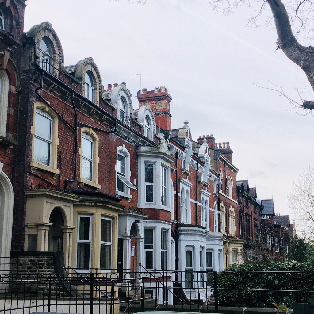 Looking to buy 34 bed house in Leeds in Leeds City Centre, West