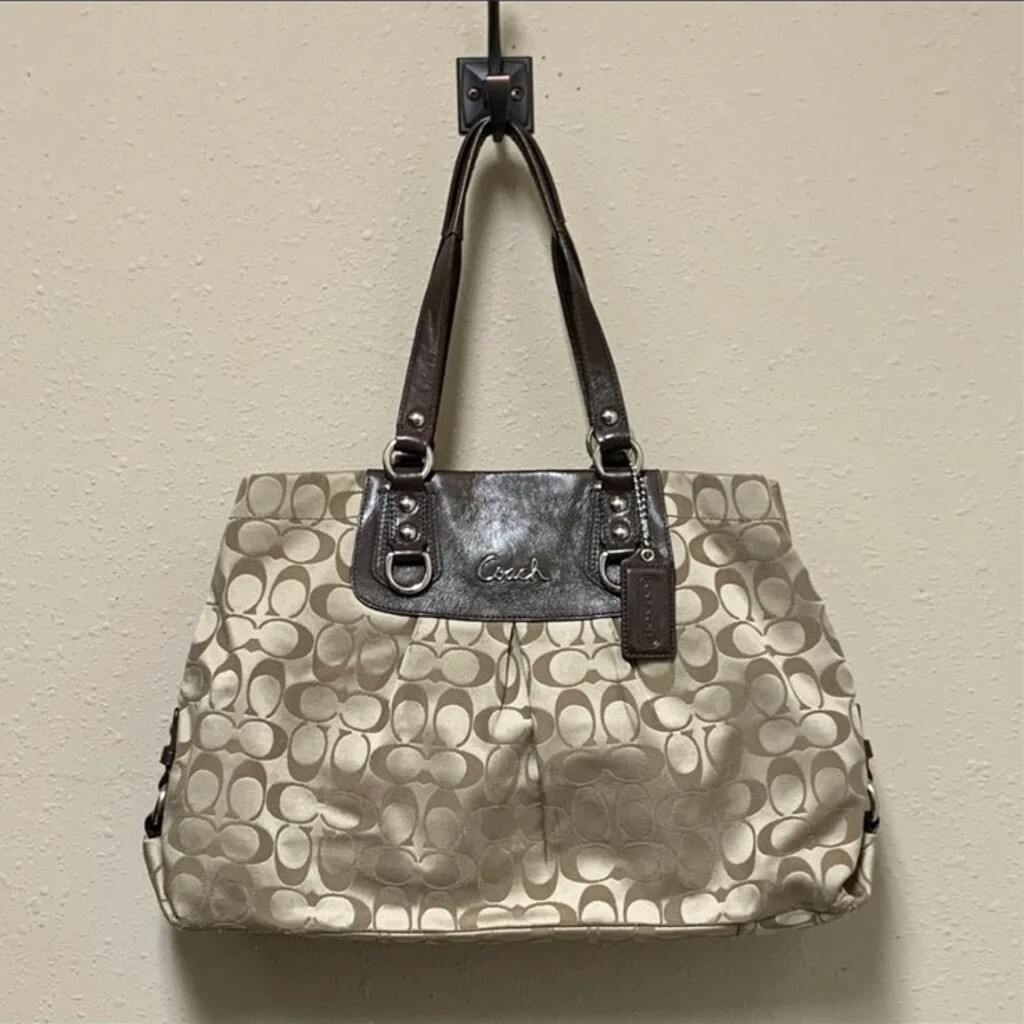 COACH SHOULDER BAG *Preowned in great condition* | eBay