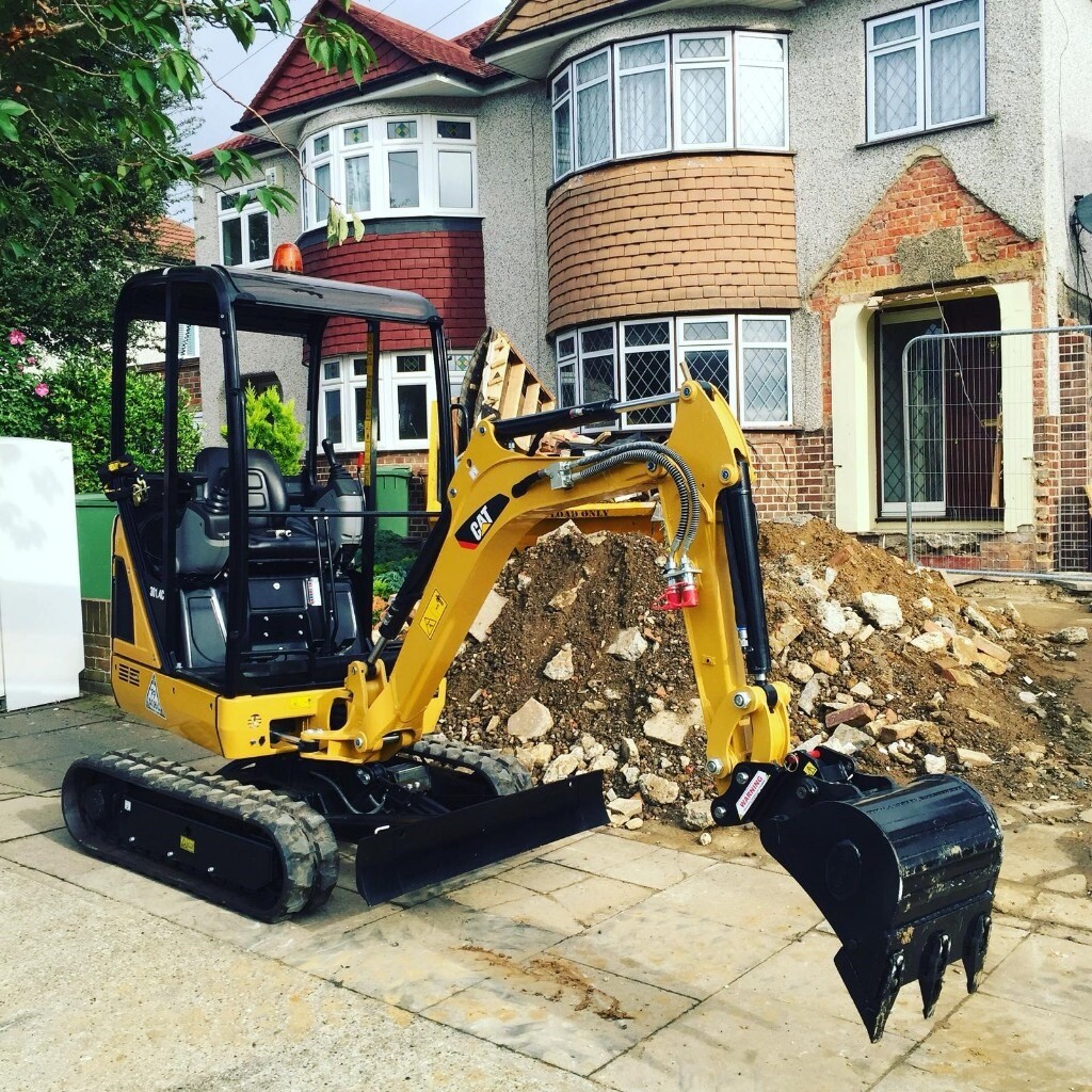 MINI DIGGER HIRE & EXPERIENCED DRIVER COVERING KENT, LONDON & ESSEX