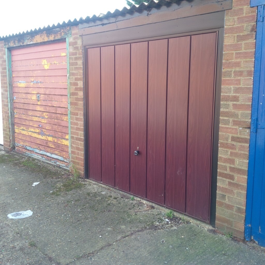 LOCK UP GARAGE 10 MINUTES WALK FROM LUTON AIRPORT. in Luton