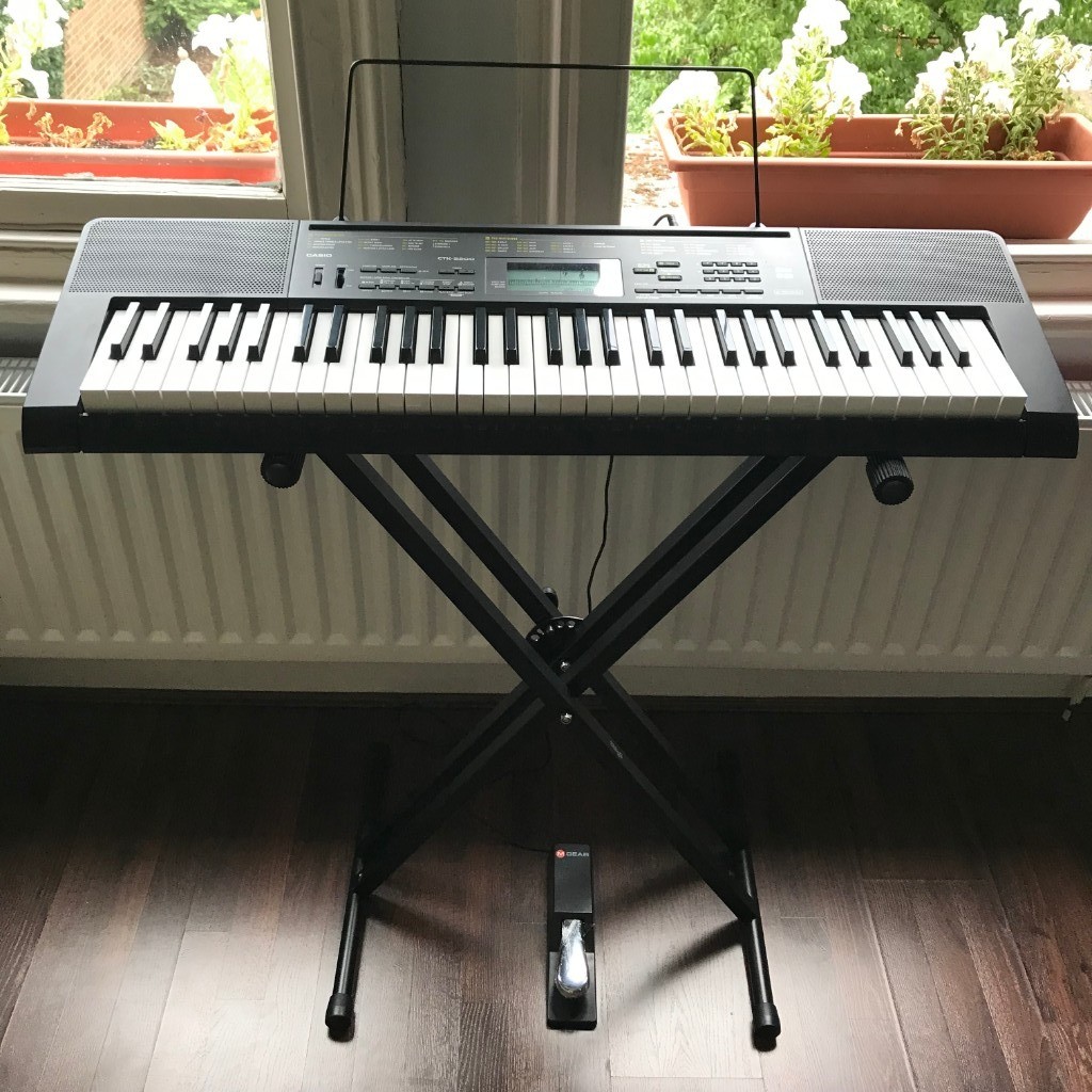 Casio CTK2200 Electronic Keyboard, Stand and Sustain Pedal *PERFECT