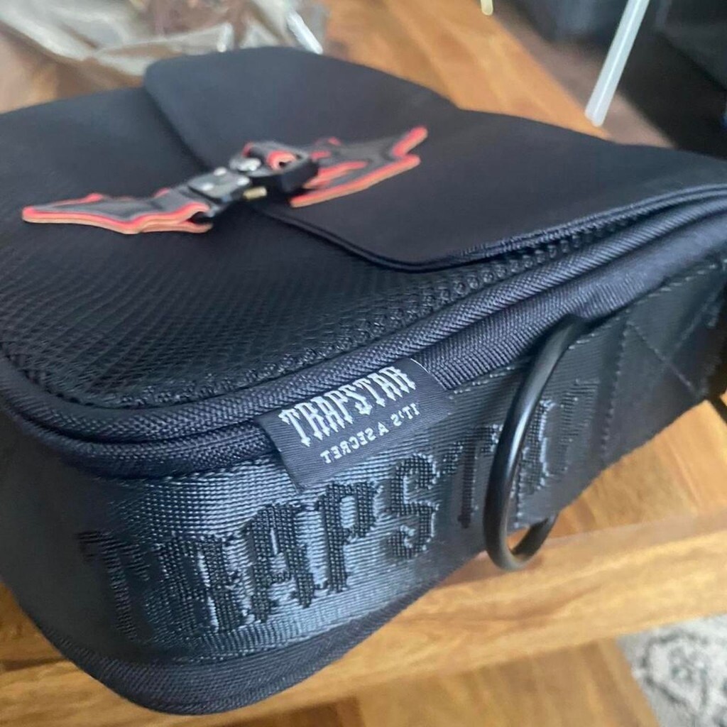 Trapstar Bag (Irongate T CrossBody Bag 2.0 Black/Red) in Dulwich