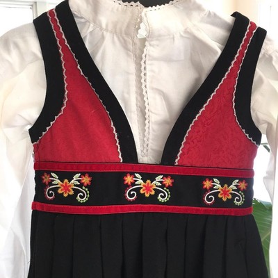 EU104  4-5 YR ATTRACTIVE COMPLETE RED NORWEGIAN FESTDRAKT BUNAD  FROM  NORWAY