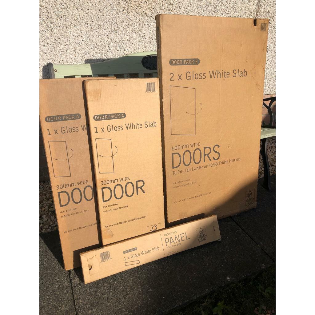 B&Q gloss white slab kitchen cupboard doors in Perth, Perth and