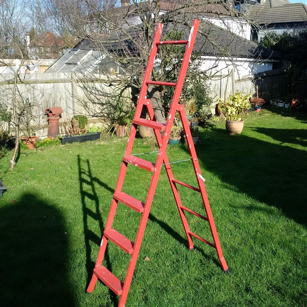 funky red step and extending ladder in very good condition in
