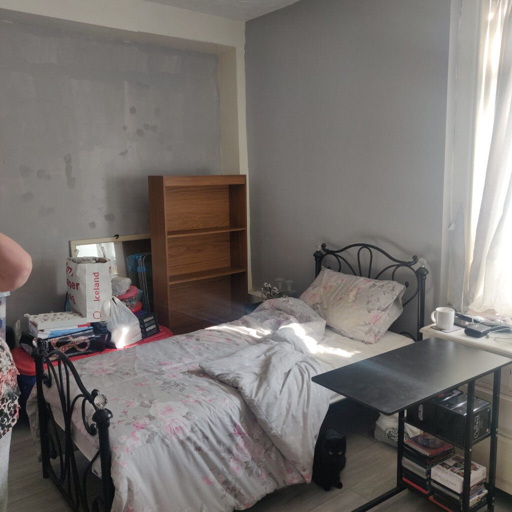 Large 1 bedroom flat Self contained DSS Beeston Leeds 11