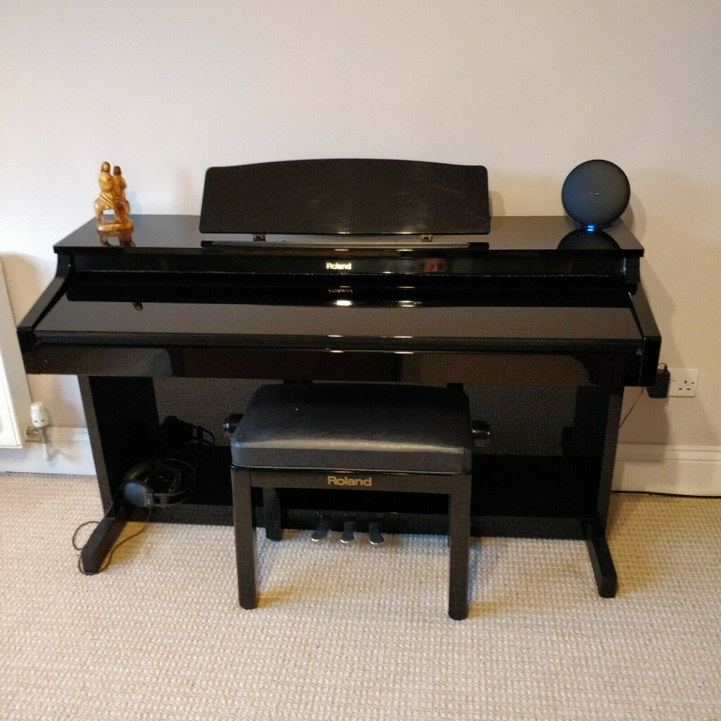 Roland HP3EPE Digital Piano Glossy Black Full Size 88 weighted keys 3 pedals in West Ealing