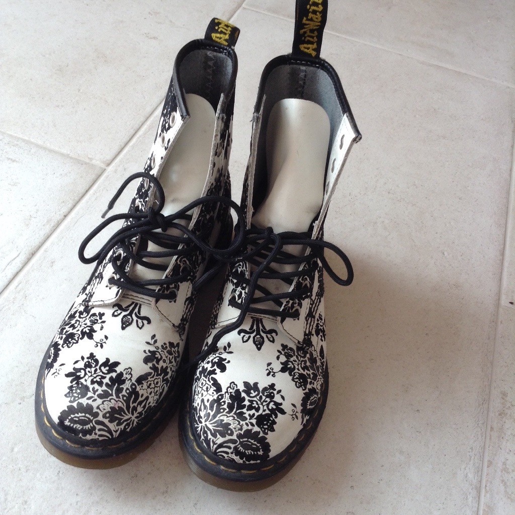 ladies dr marten boots size 6