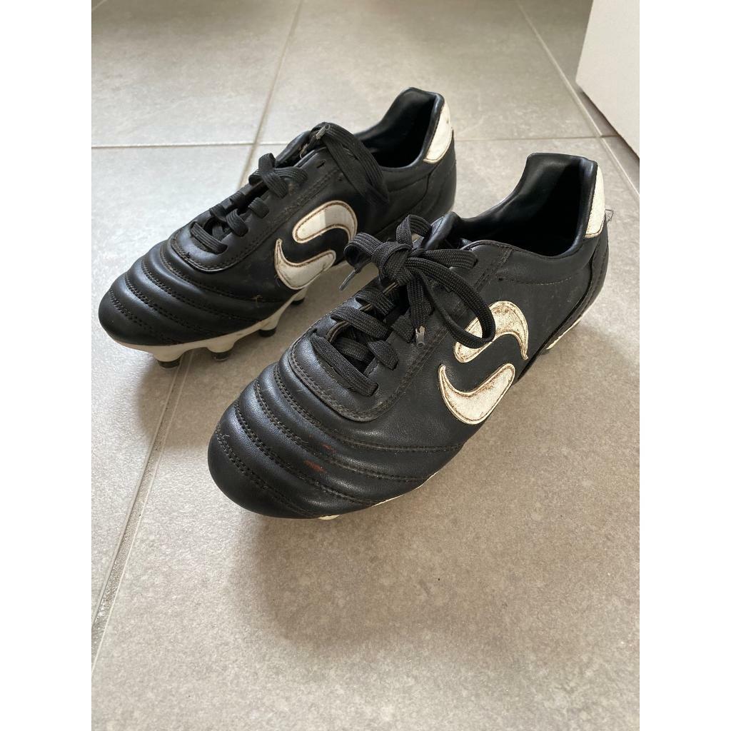 black football boots size 3
