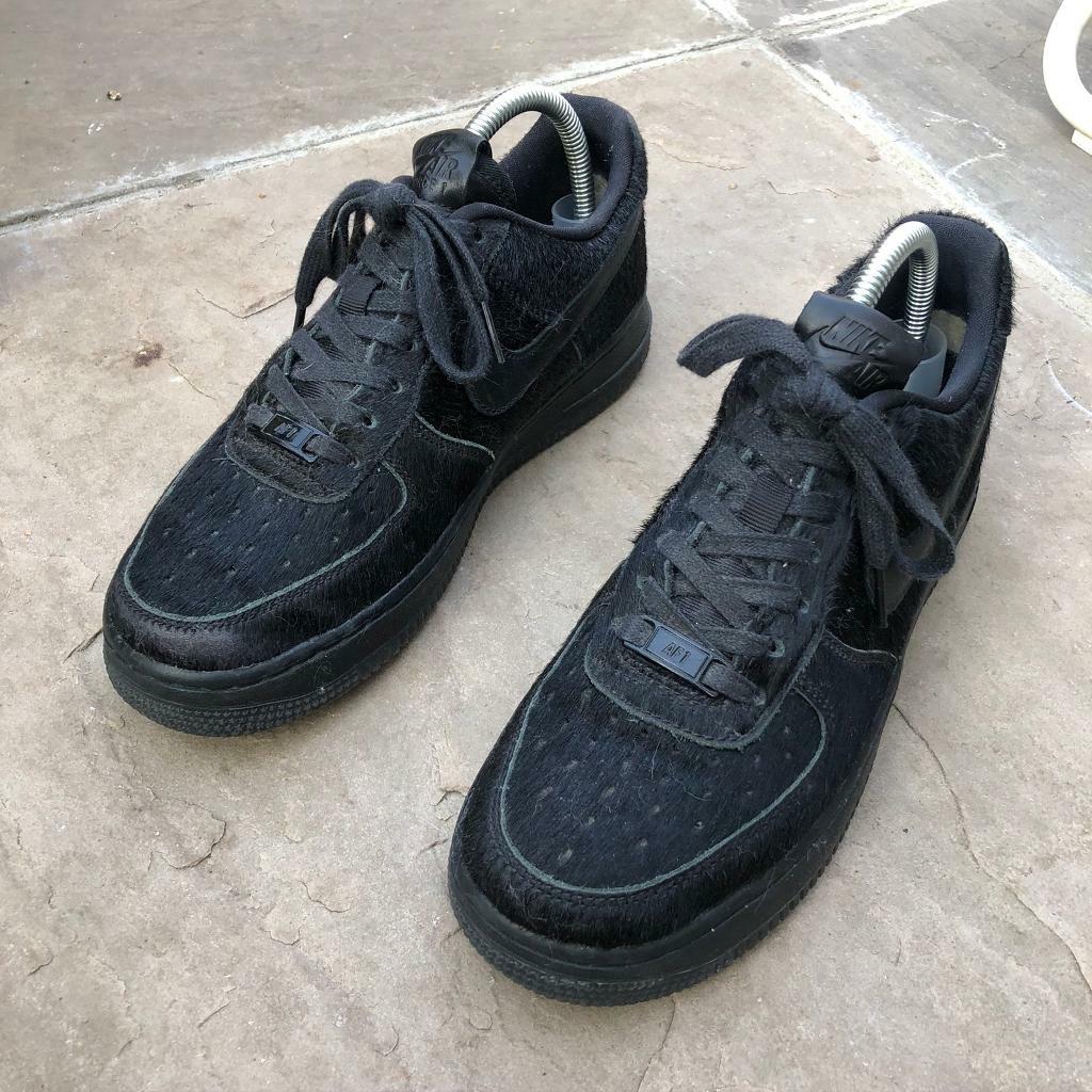 black trainers size 4.5