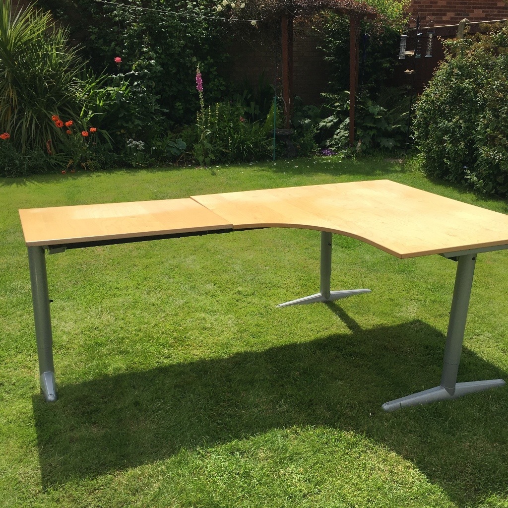 Ikea computer desk with set of matching drawers. Reduced to £5 for