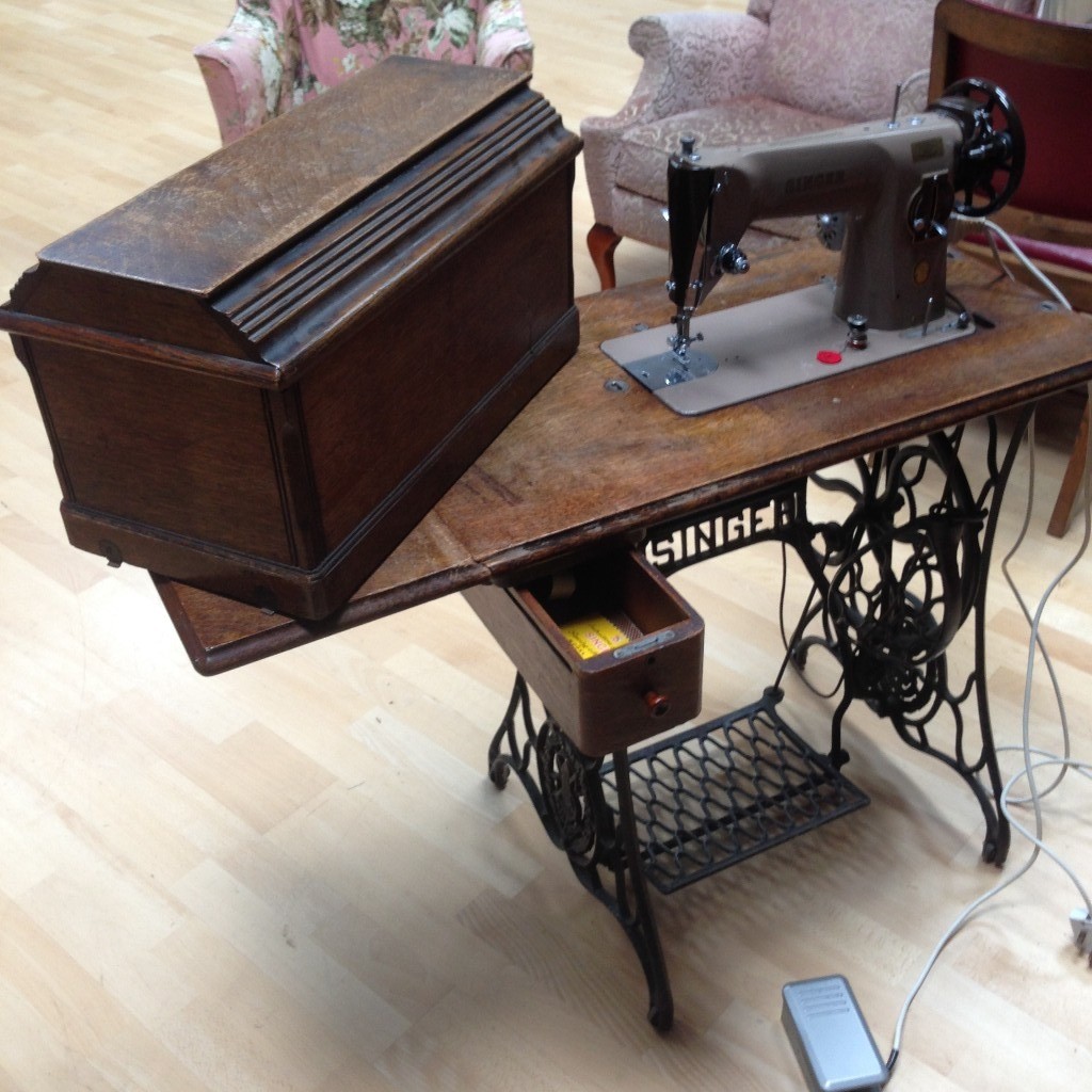 Old Vintage SINGER 201K29 Electric SEWING MACHINE TREADLE Table & Cast