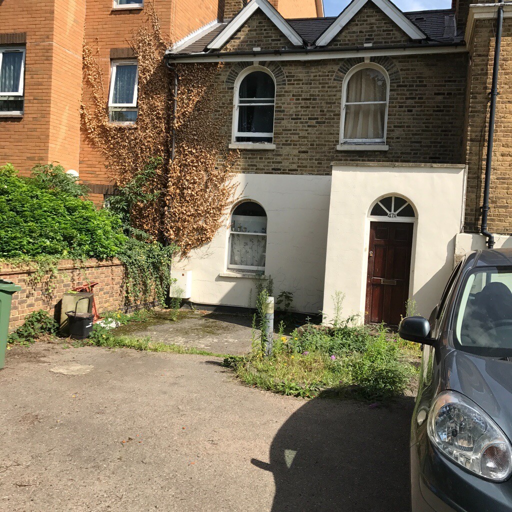 a newly refurbished two bedrooms garden flat for rent in Camberwell