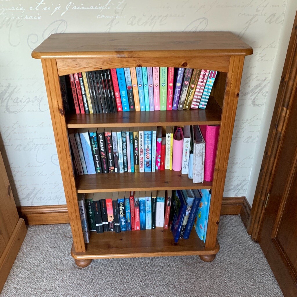 Small pine bookcase, in very good condition in Horncastle