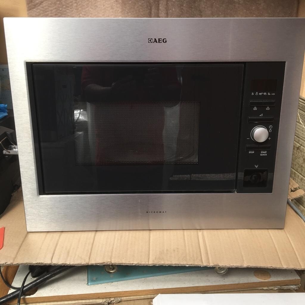 **AEG INTEGRATED MICROWAVE OVEN**FULLY WORKING**ONLY 1 YEAR OLD
