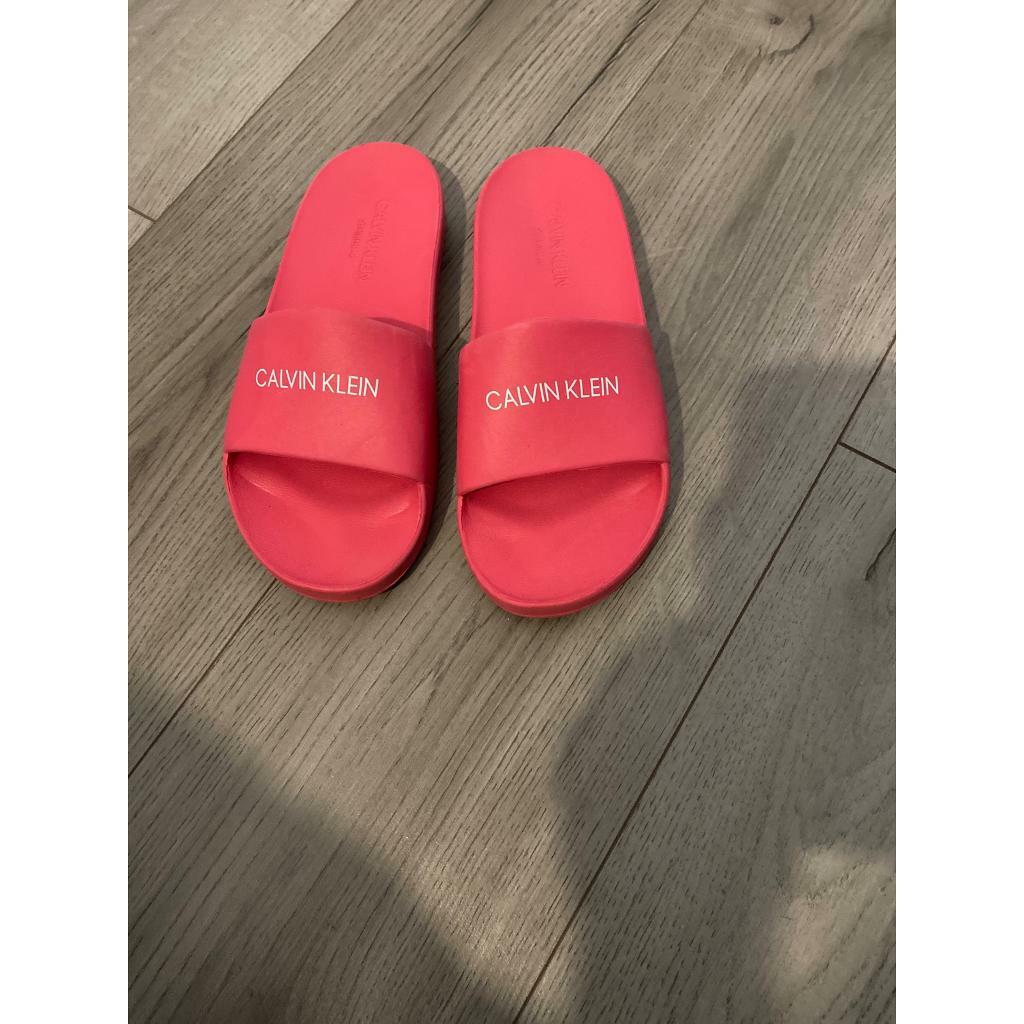 girls sliders size 4