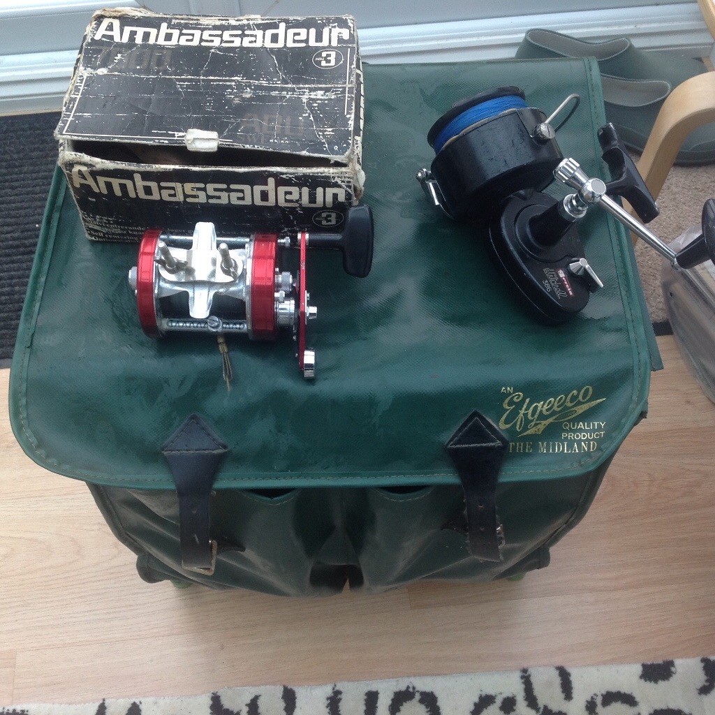 Vintage Efgeeco fishing seat/box with reels as shown plus ledgers