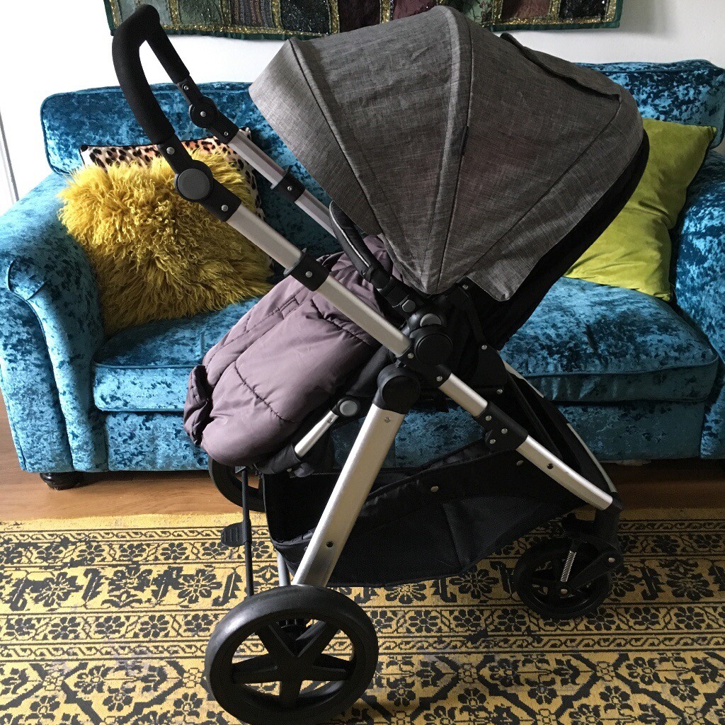 Cuggl beech stroller with reversible seat. Winner of bronze best