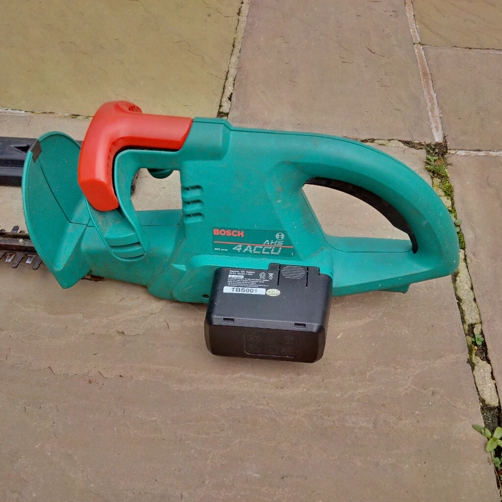 Bosch hedge trimmer AHS 4 cordless with battery and charger in Great Shelford, Cambridgeshire