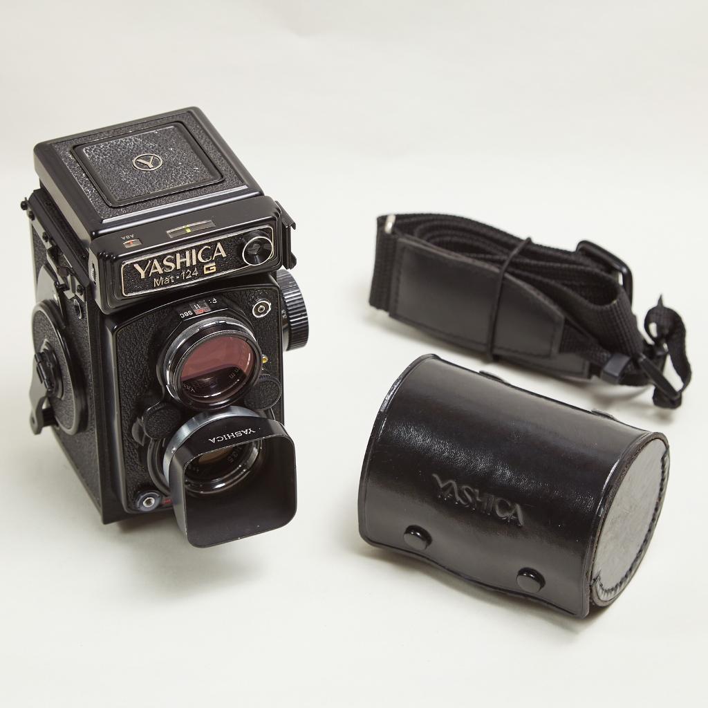 YASHICA MAT 124G 120 Medium Format Film TLR Camera wi/ Yashinon 80mm f3