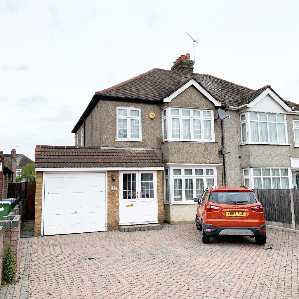 3 Bedroom Semi Detached House London
