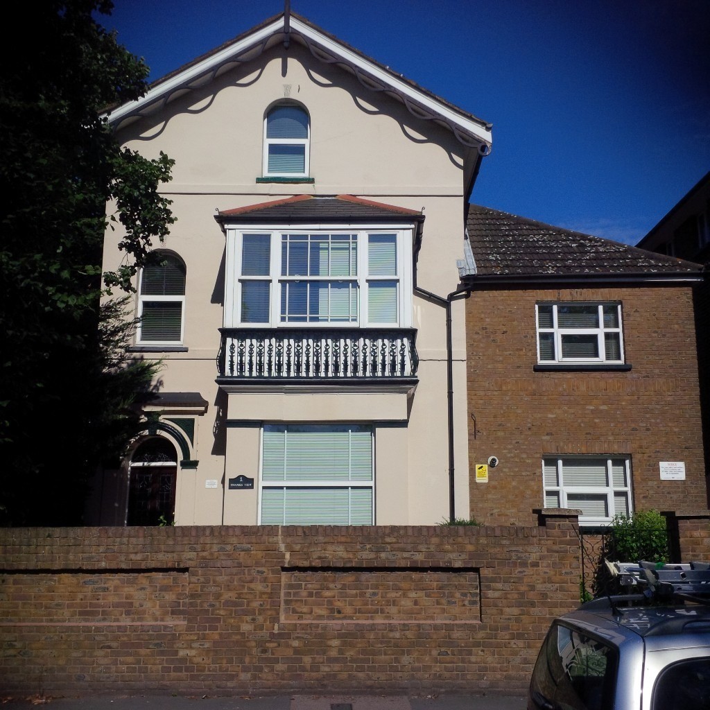 Luxury 1 Bed Apartment With Scenic Views Overlooking River Thames To