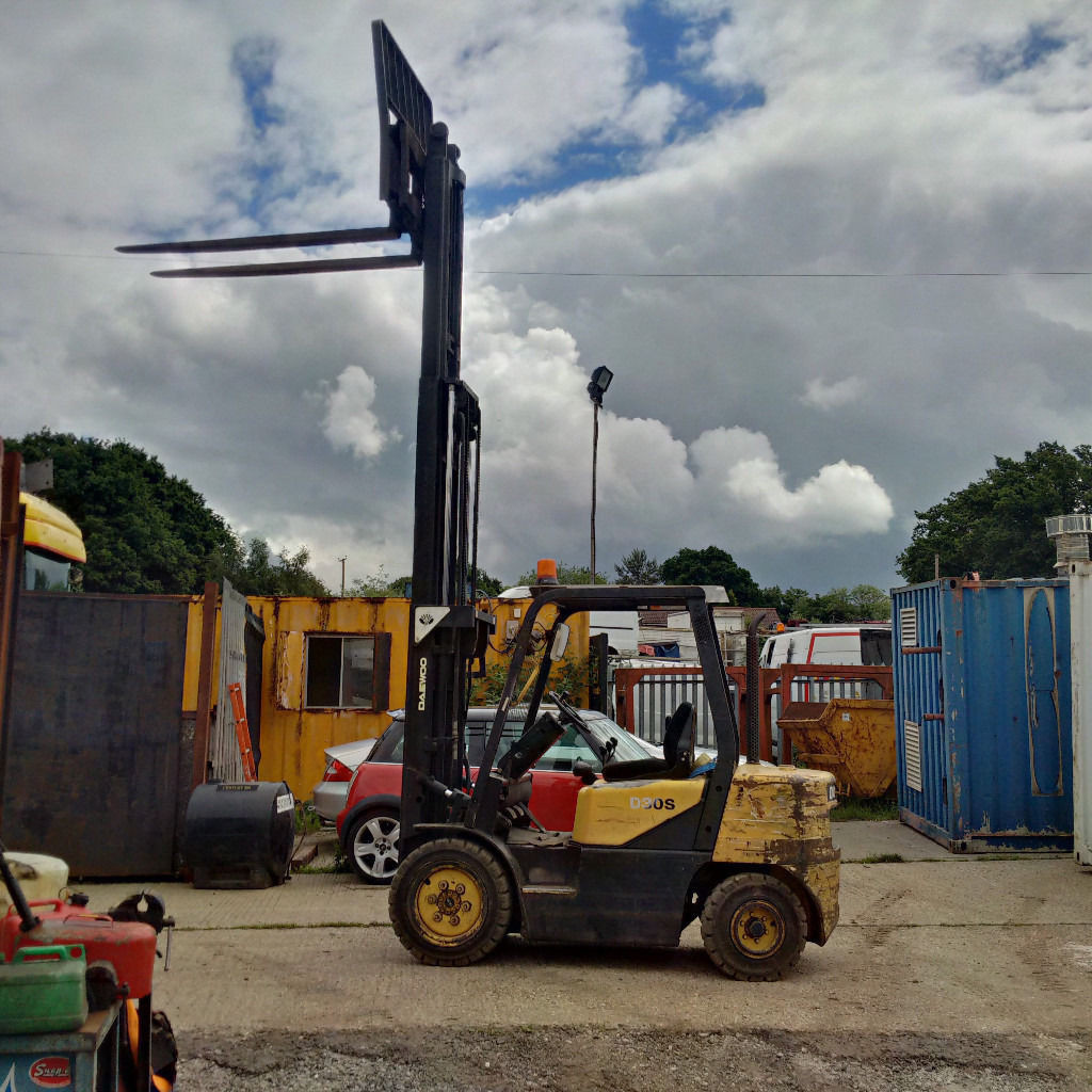 Daewoo/Doosan 3 ton Diesel forklift with sideshift. | in Brentwood