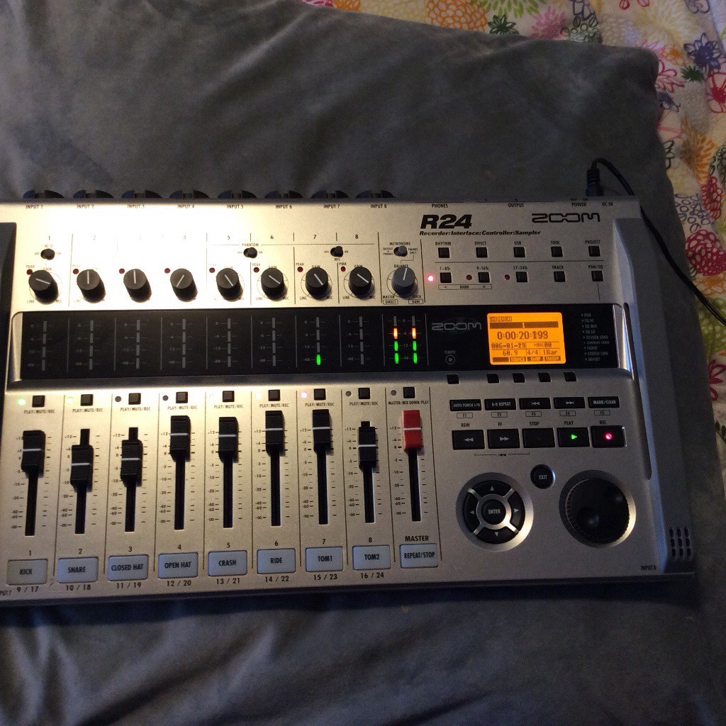 Zoom R24 digital recorder / Interface (audio) / built in drum machine