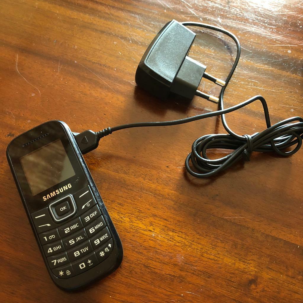 Samsung Black Old Used Mobile Phone + Charger For Parts Or Collectors