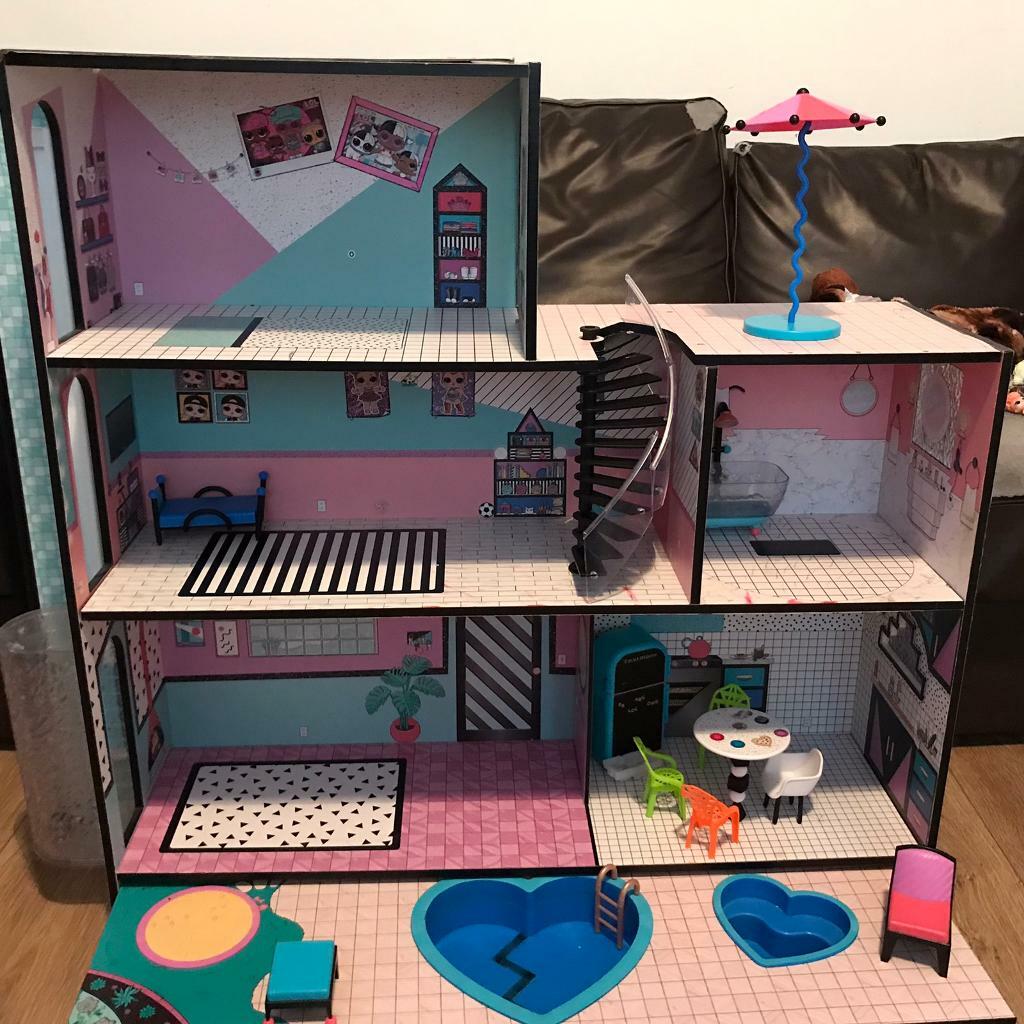 Lol dolls house playset with dolls and accessories in east end