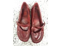 Clarks patent shoes size 5 1/2