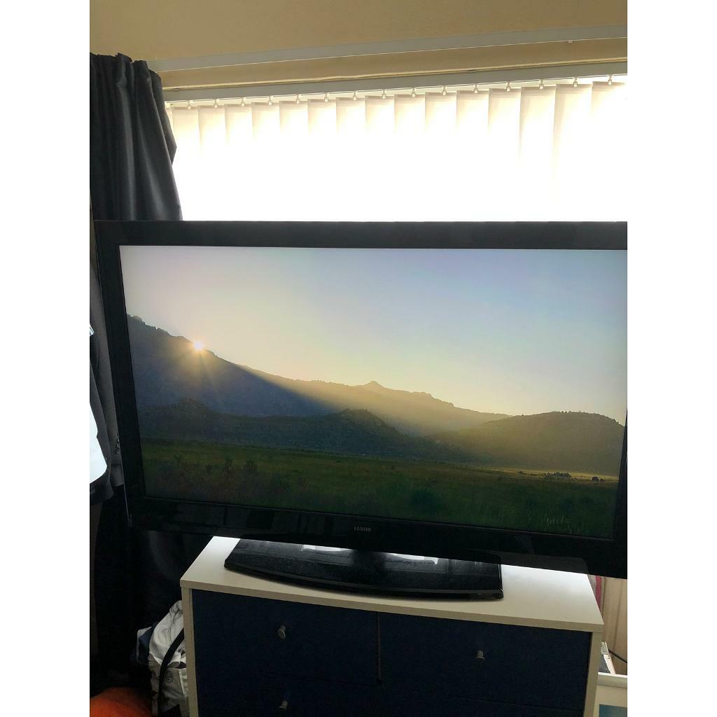 Luxor 40” tv with stand and remote. Good working order in Neilston