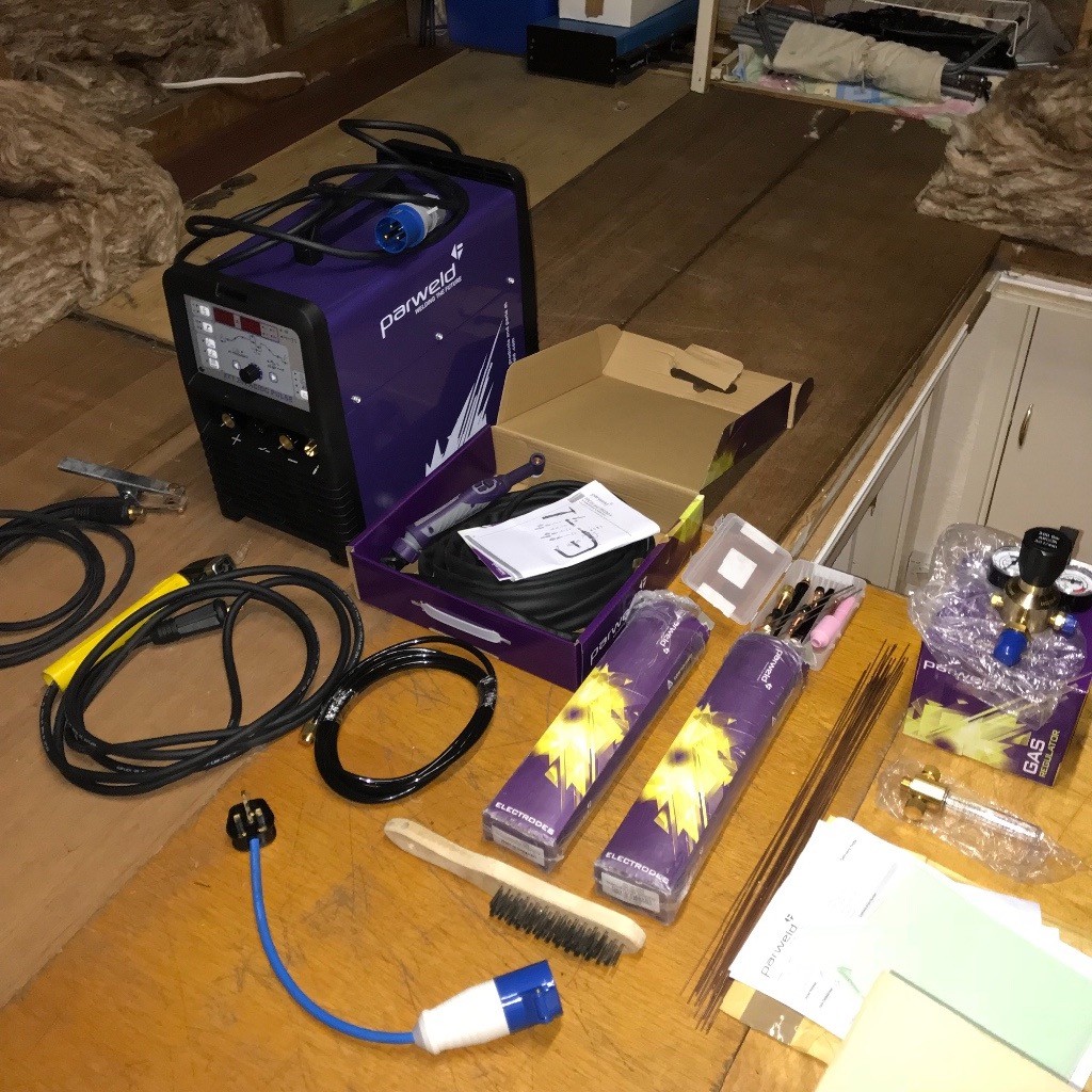 Welding Plant, Full Gas Bottle and lots of accesories in