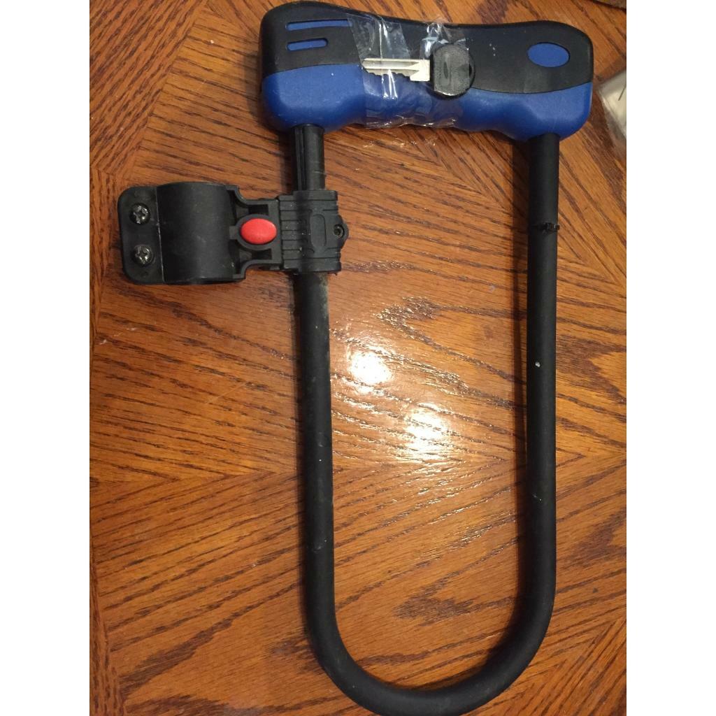Bike d lock and holder , with key , collect le3 in Leicester
