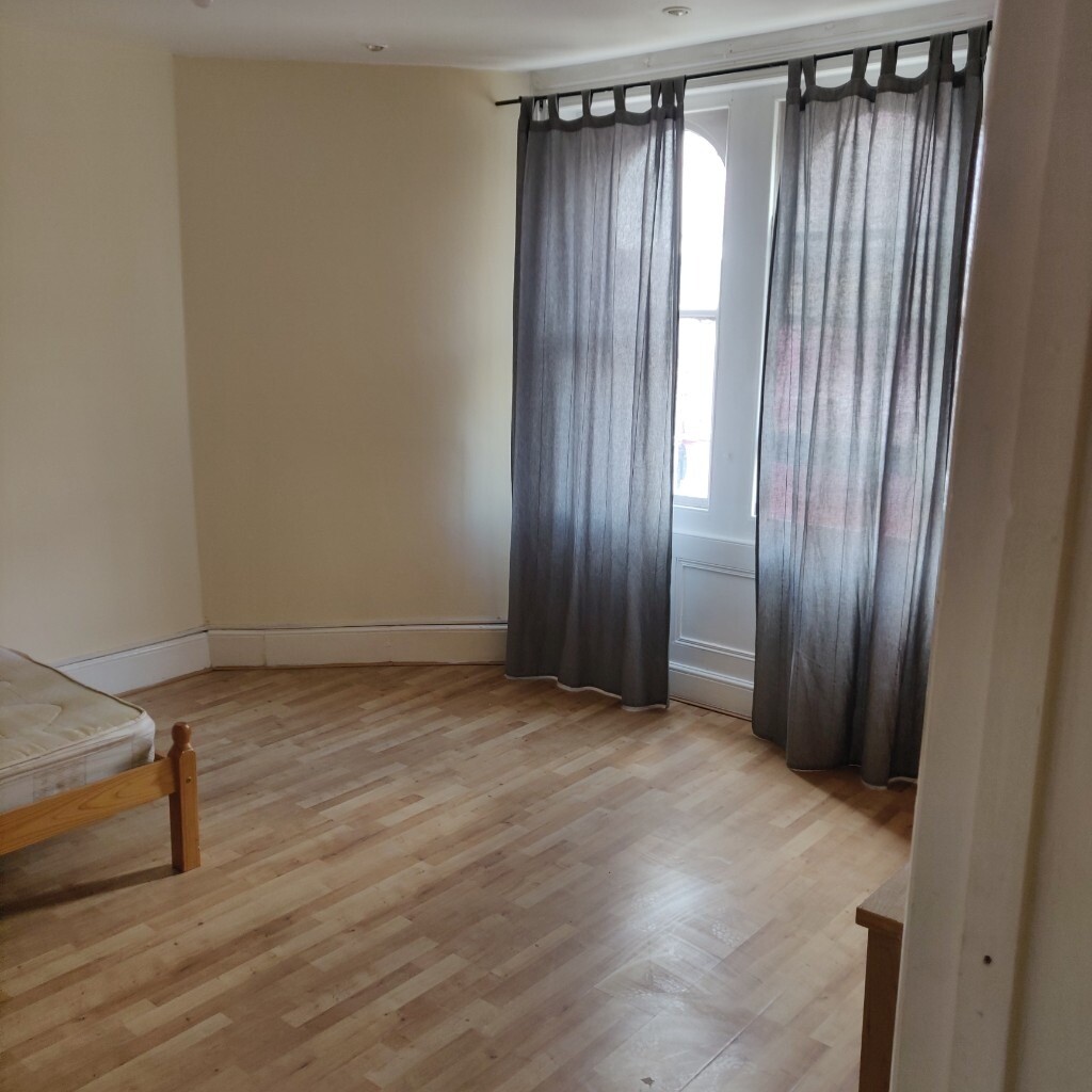 E8 Dalston Junction Large Studio Apartment above lively venue PRIVATE LANDLORD in Hackney