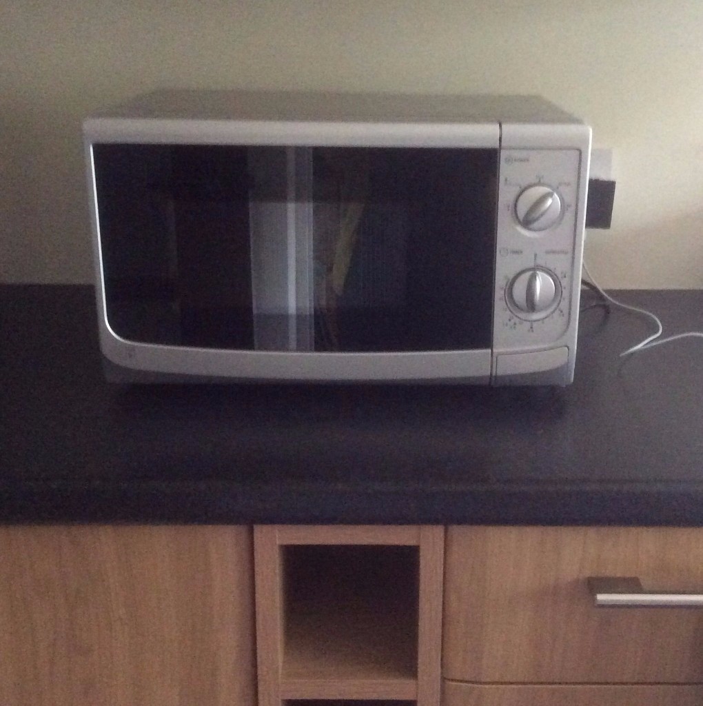 Microwave Oven Sainsbury's Basics 17l 700w 10 Month Old in